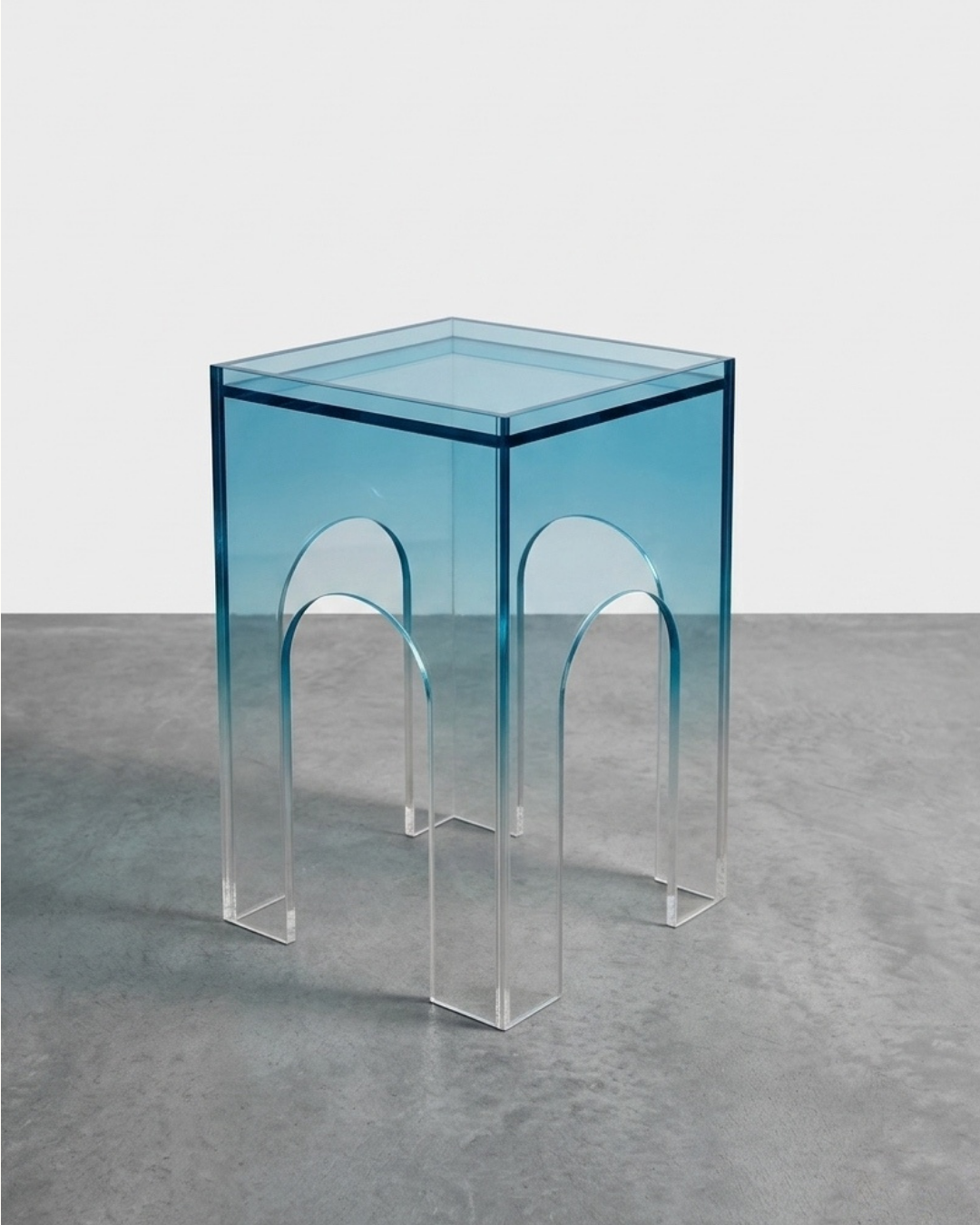Table d'appoint cube verre bleu