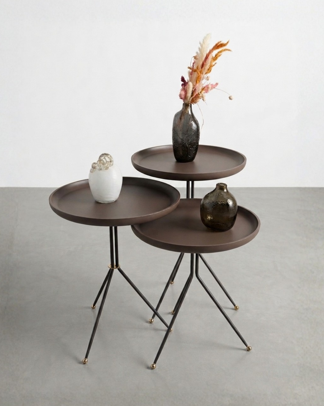 Table d'appoint minimaliste avec base effet marbre. moderne