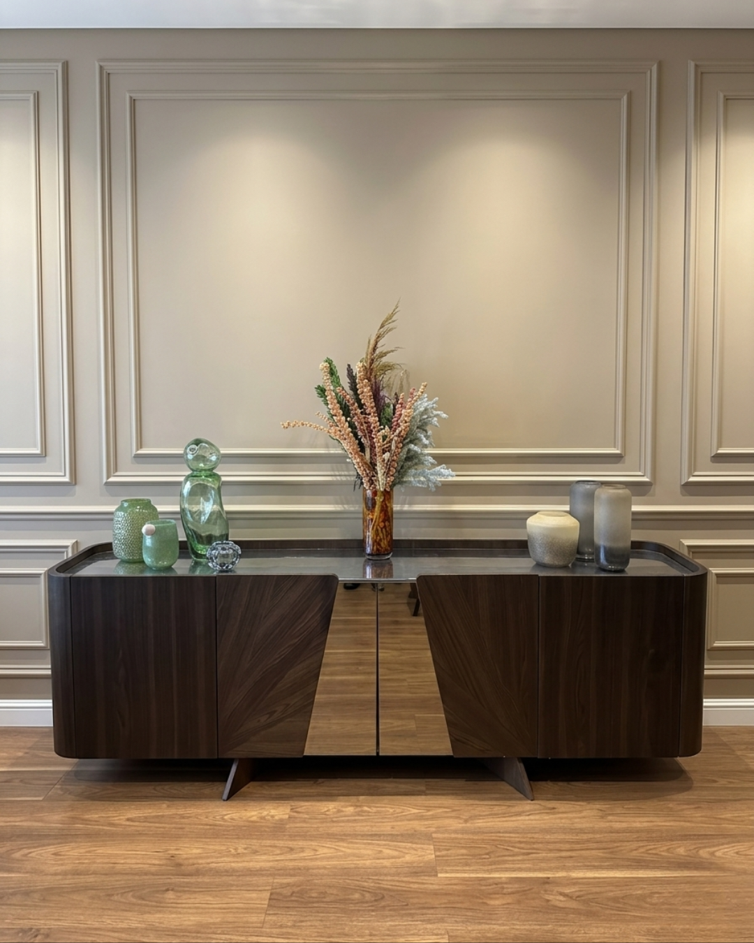 Buffet bois foncé lignes épurées