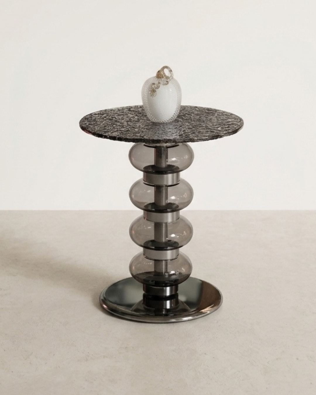 Table d'appoint perlée