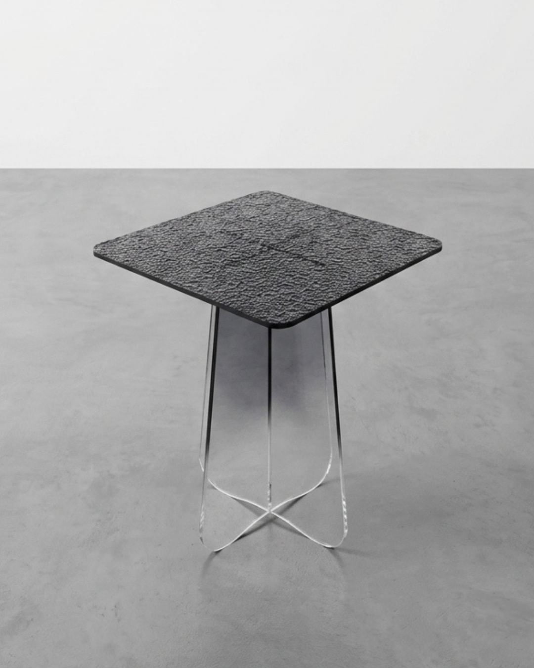 Table d'appoint compacte avec structure en bois foncé