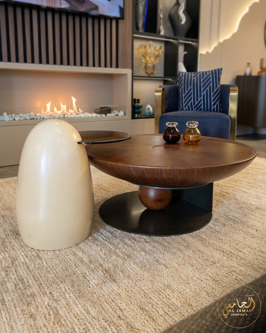 Table basse ronde en noyer à plateau coupe