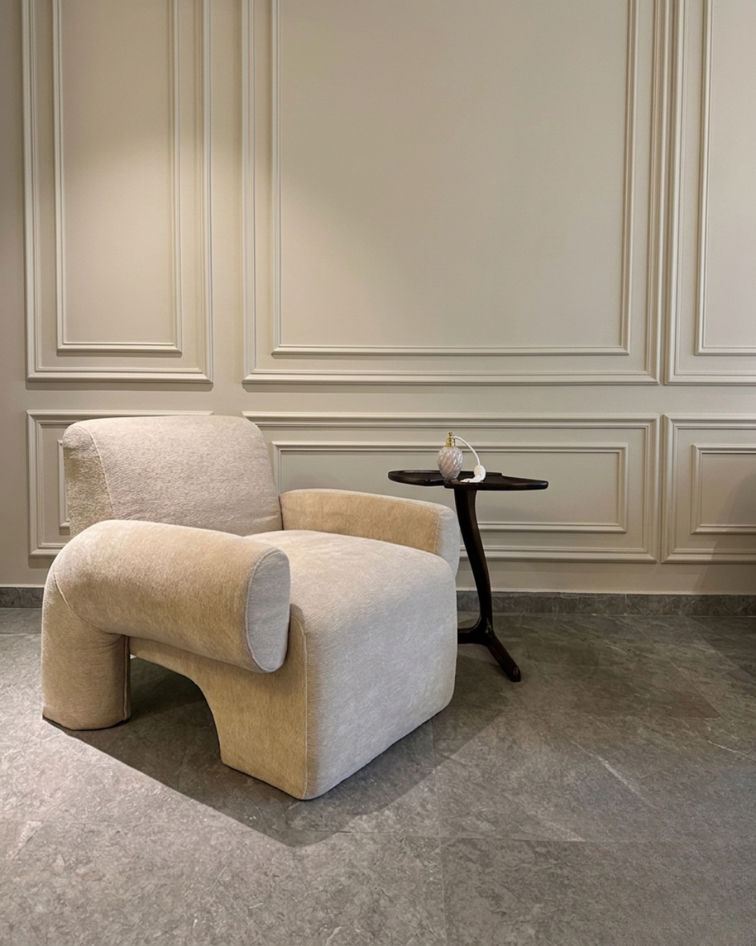 Fauteuil bouclé crème sculptural