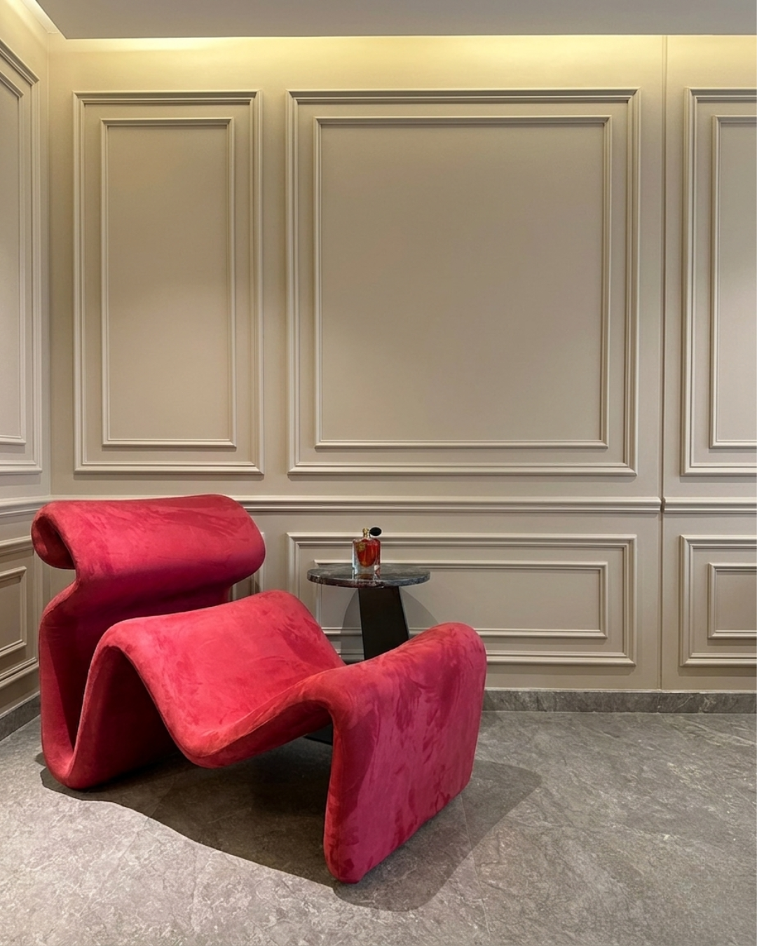 Fauteuil design sculptural rouge
