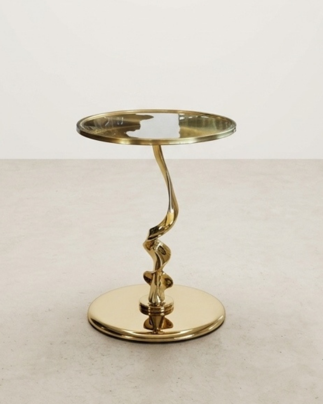 Table d'appoint design avec structure artistique dorée et