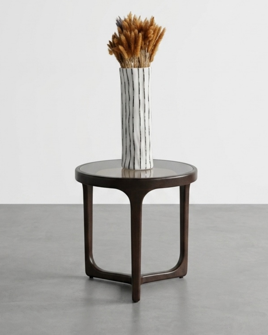 Table d'appoint élégante avec plateau blanc et base