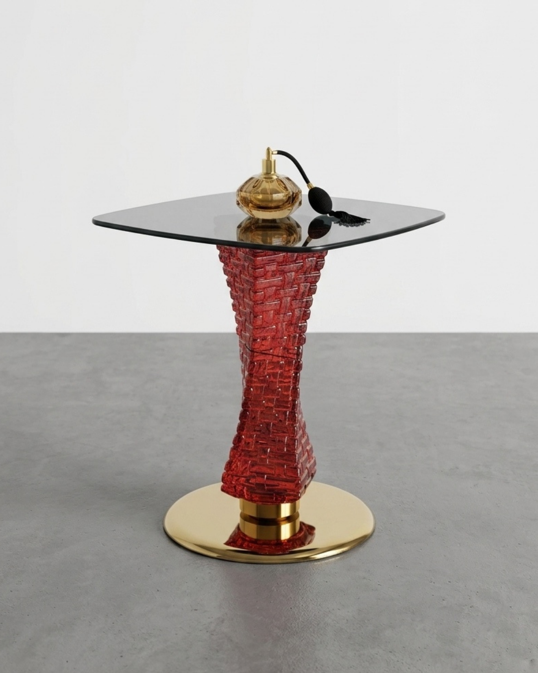 Table d'appoint élégante avec plateau fumé et base