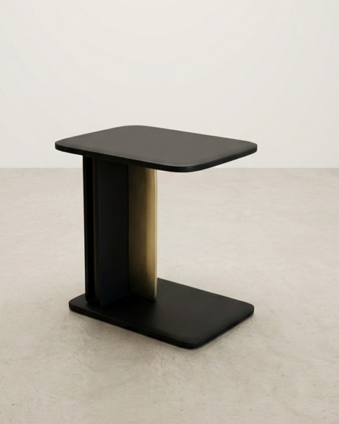Table d'appoint élégante avec plateau effet marbre noir